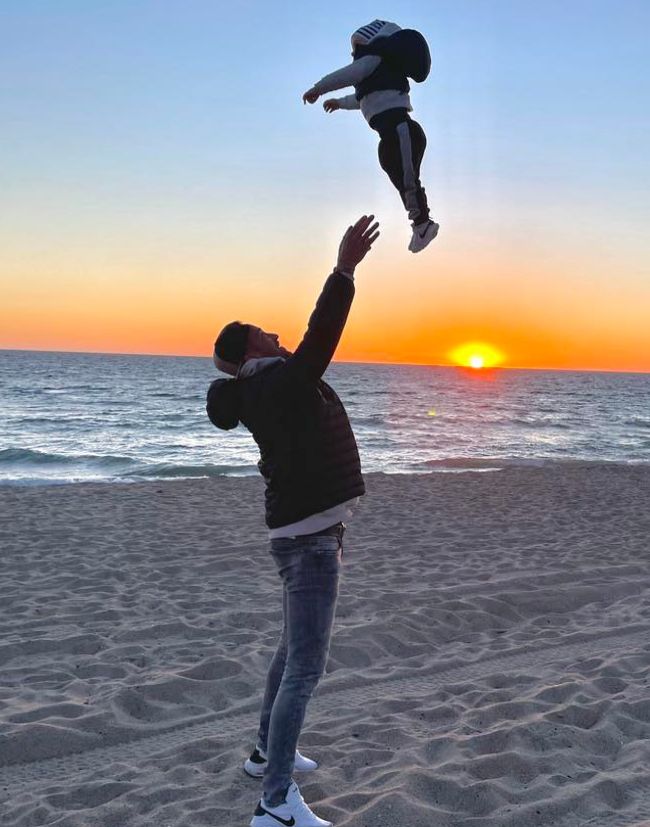 Malibu v Kalifornii, zapad slunce a otec se synem