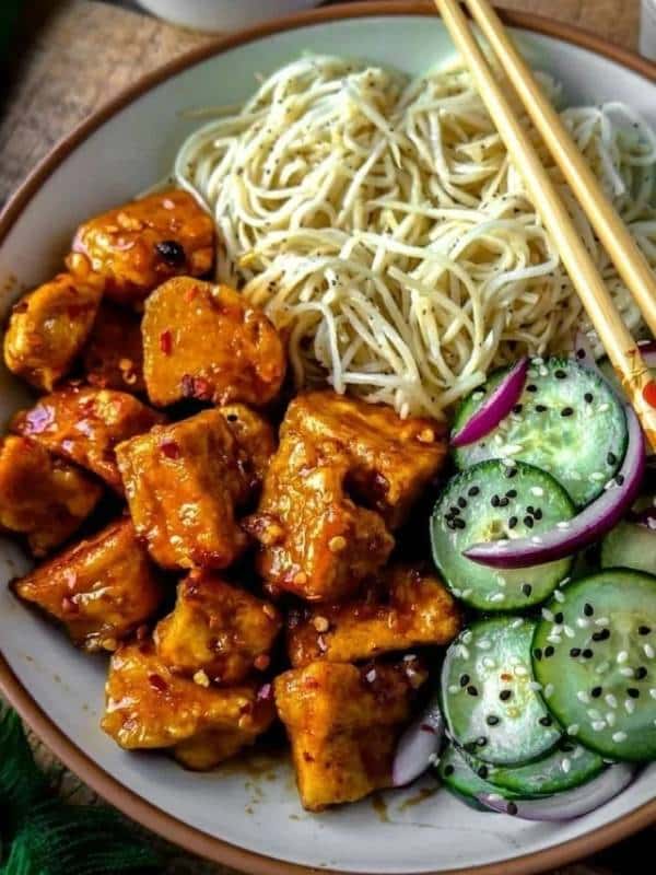 Křupavé tofu se sladkou chilli omáčkou a okurkovým salátem.
