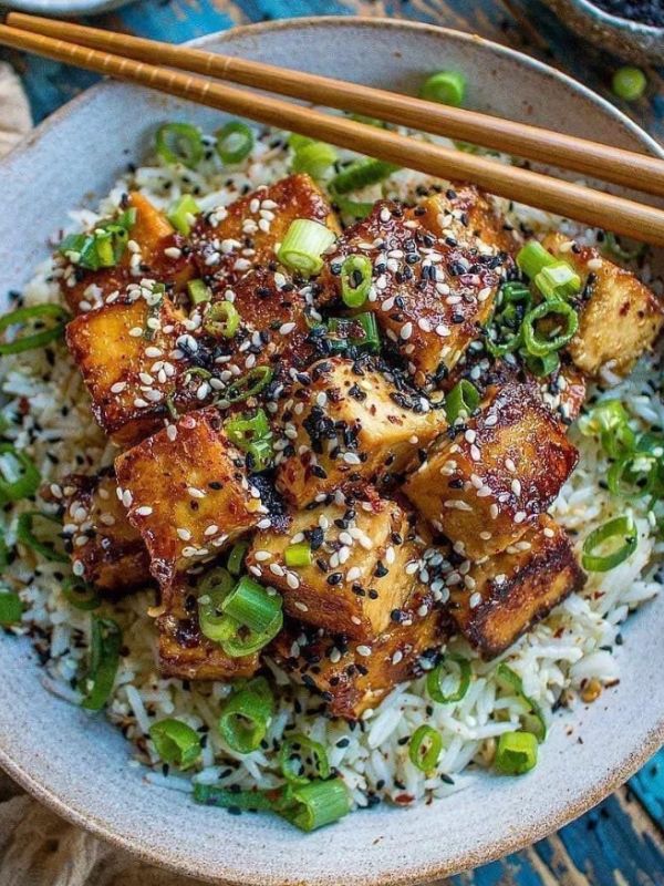 opečené tofu s rýží a cibulkou