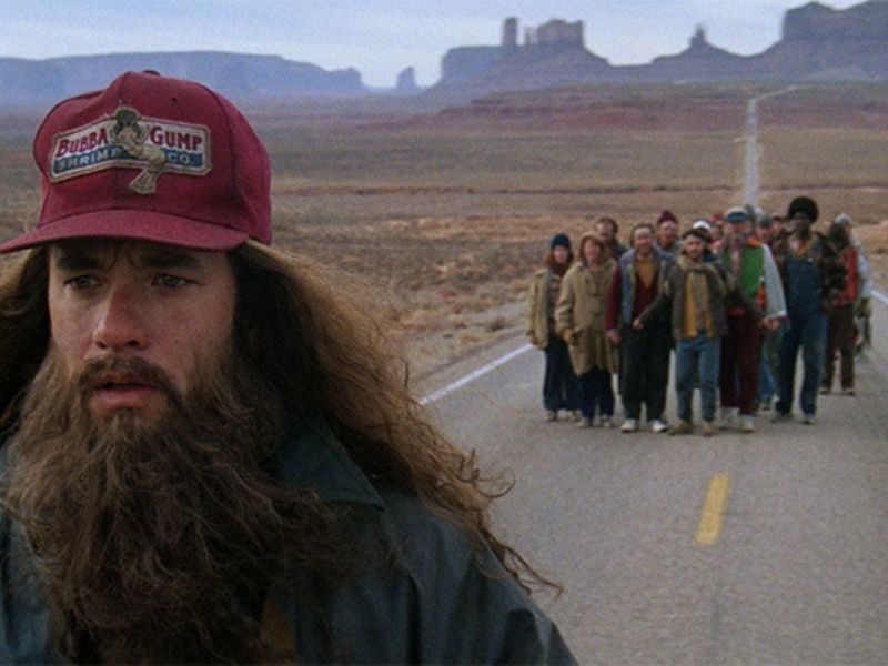 Scéna z filmu Forrest Gump, kde Forrest běží v Monument Valley a za ním skupina lidí.