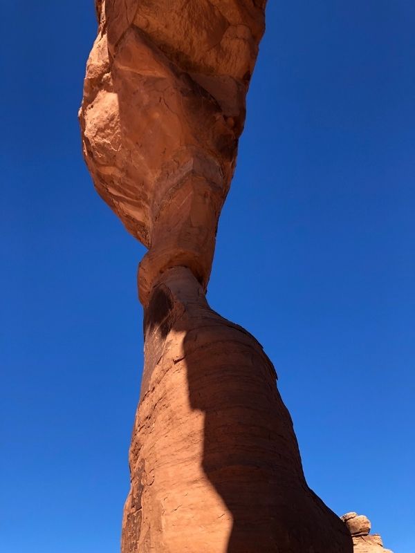 Skalní oblouk focený proti modré obloze.