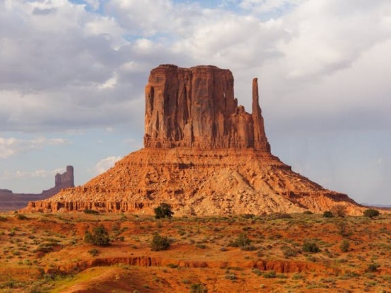 Velký skalní útvar v Monument Valley.