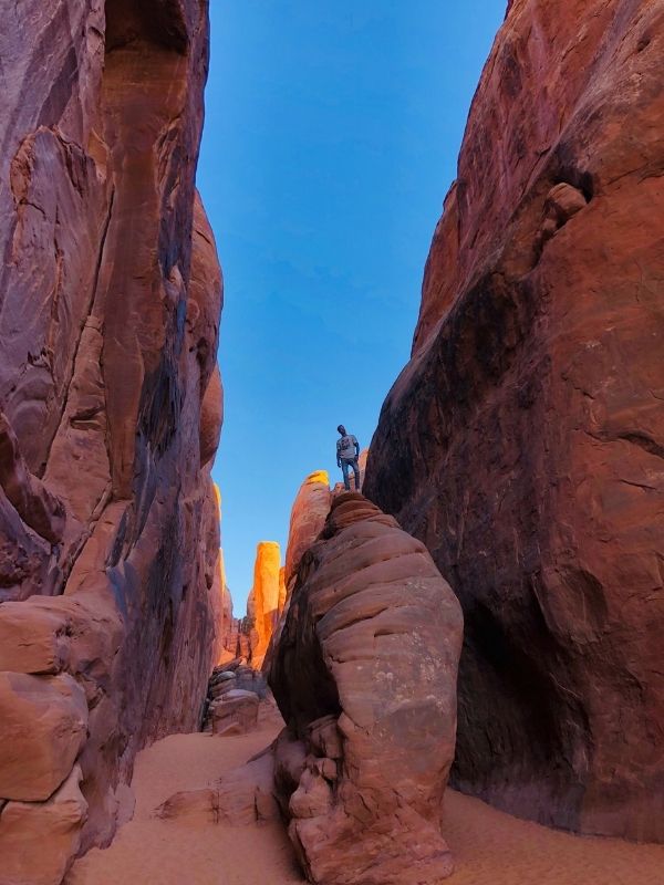 Skalní oblouk focený proti modré obloze.