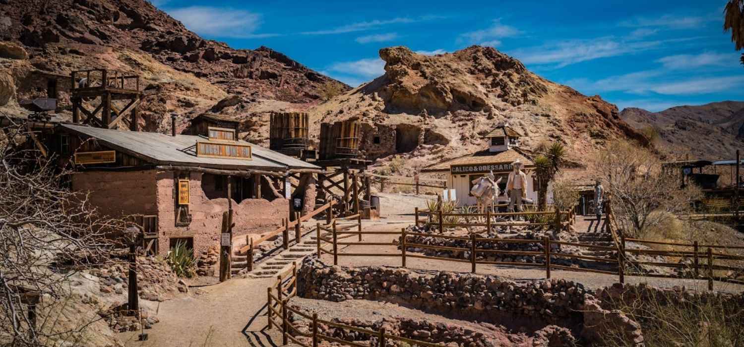 Calico Ghost Town v poušti v Kalifornii.