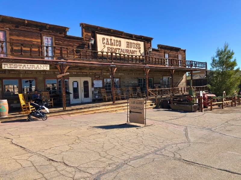 Calico House, dřevěná restaurace ve stylu starého ranče, modrá obloha.