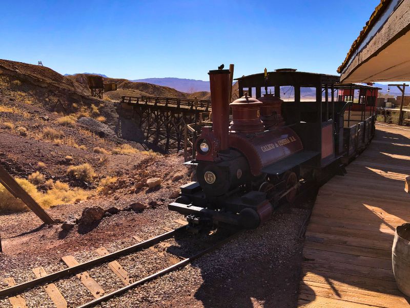 Stará mašinka projíždí městem Calico.