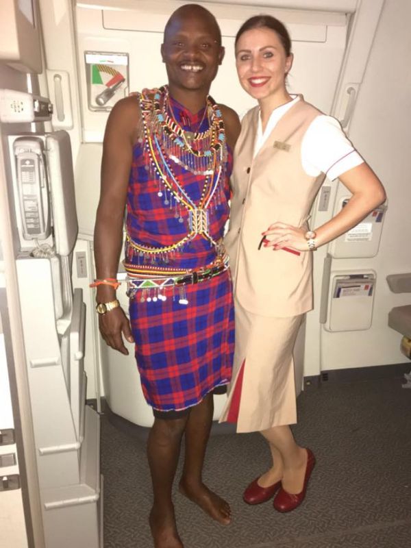 Letuška Emirates pózuje s Masajem v tradičním oděvu