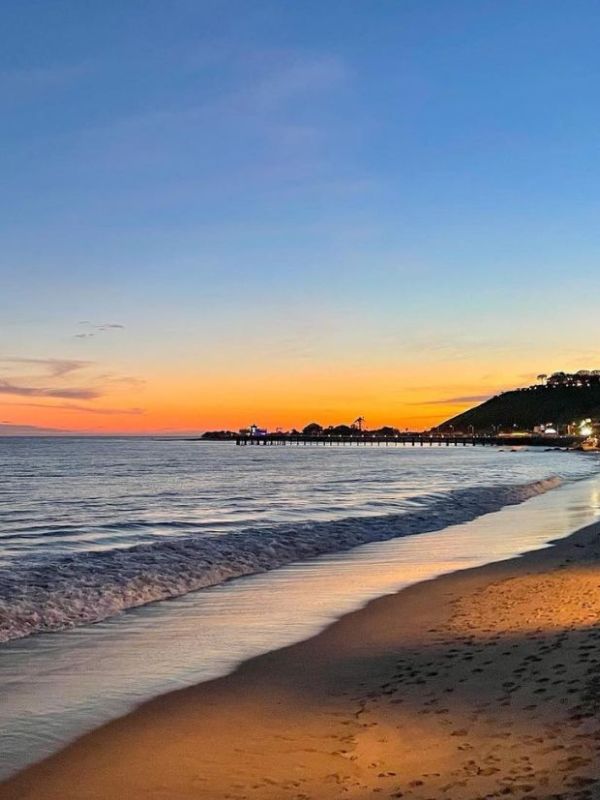 západ slunce z restaurace Nobu v Malibu, v dálce je vidět molo