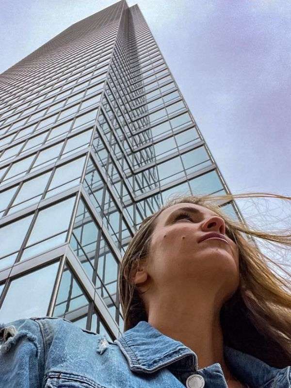 Mrakodrap v Dallasu a žena s vlajícími vlasy.