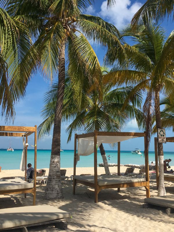 Daybeds Isla Mujeres postelová lehátka na bílé pláži s palmami