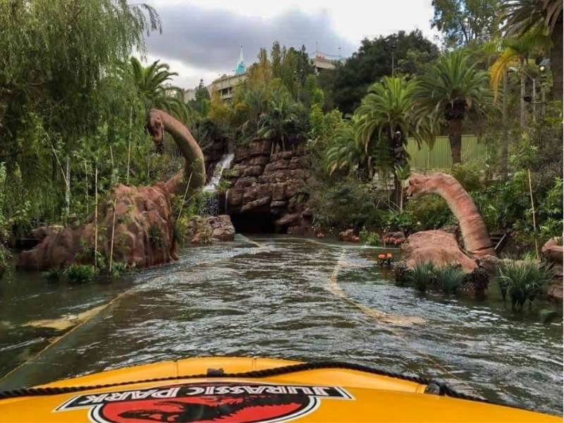 žlutá loď projíždí pralesem s dinosaury