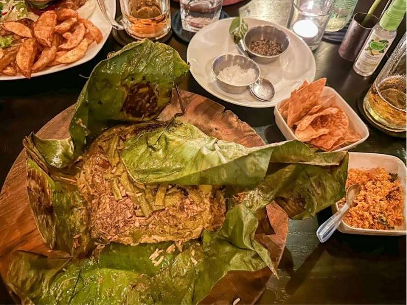 rýžovo zeleninový pokrm lamprais servírovaný v banánovém listu