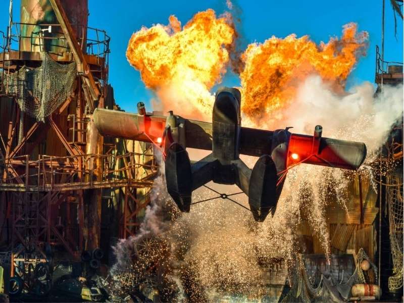 malé letadlo exploduje a hoří v Universal Studios