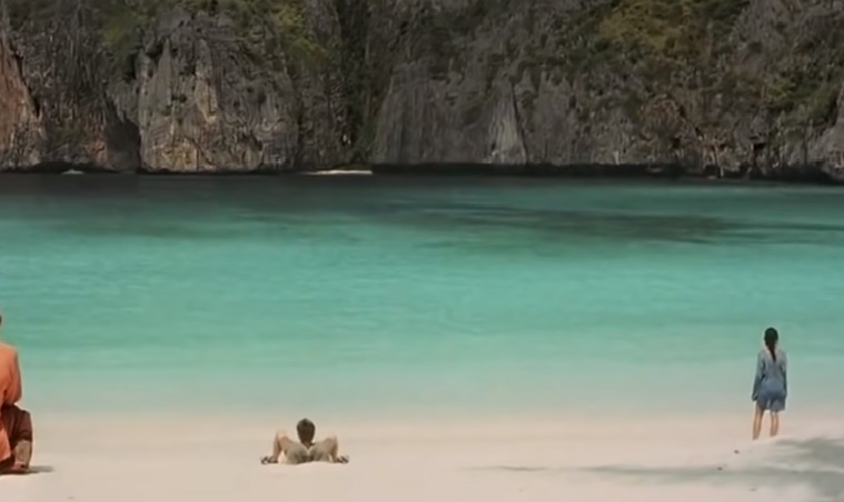 Leonardo DiCaprio leží na pláži v Maya Bay ve scéně z filmu The Beach