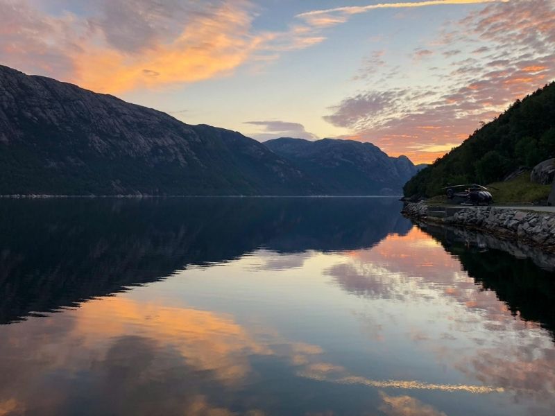 Fjord s odrazem zapadajícího slunce na hladině vody