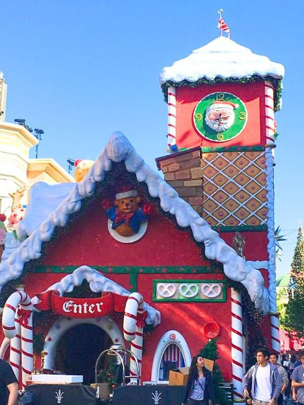 barevná chaloupka pro Santu s komínem pod modrou oblohou