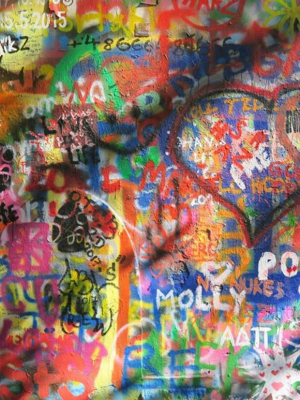 Barevná grafitová zeď v Praze