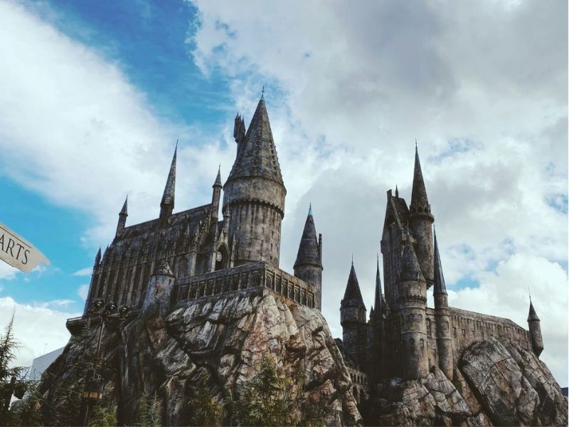 tmavá věžatá Bradavice z Harryho Pottera v Universal Studios v Los Angeles