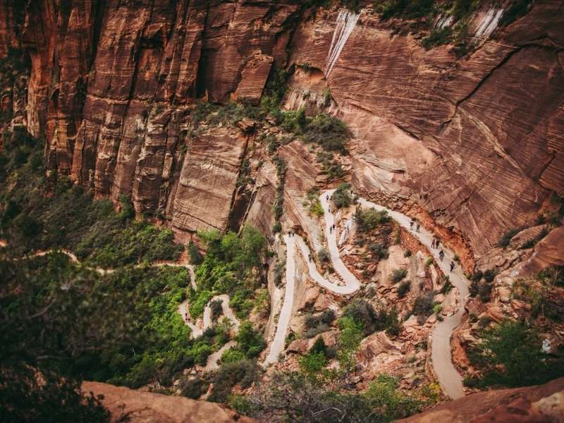 letecký pohled na první část túry k Angels Landing, klikatá cesta vzhůru