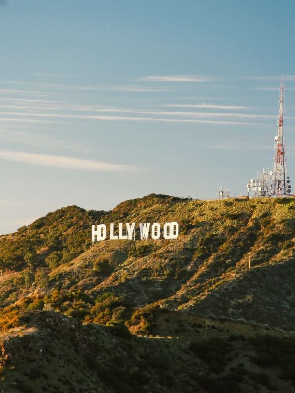 nápis Hollywood na kopci a vysílač stojící vedle