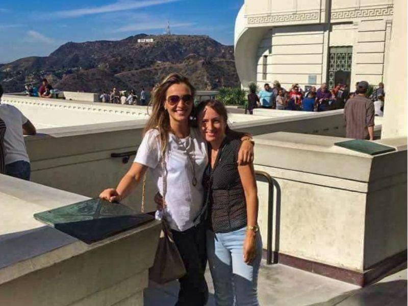 dvě ženy stojí u Griffith Observatory v Los Angeles