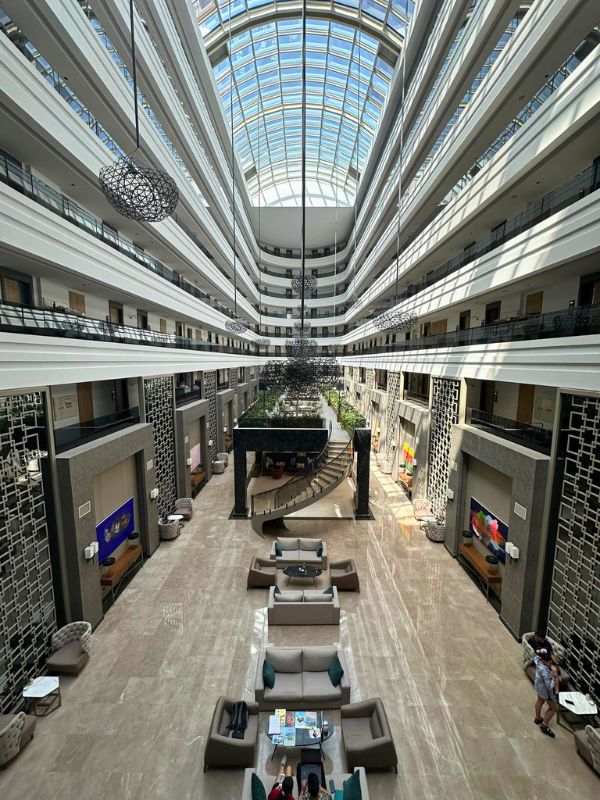 Hotel moderní lobby hotelu Alarcha v Turecku, několik pater v kruhovém uspořádání