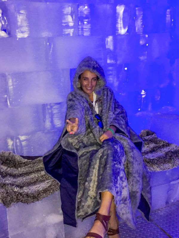 Ice Bar Isla Mujeres žena v kožichu sedí v pokoji z ledu