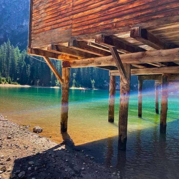 chatka na kůlech, průzračná voda a pláž