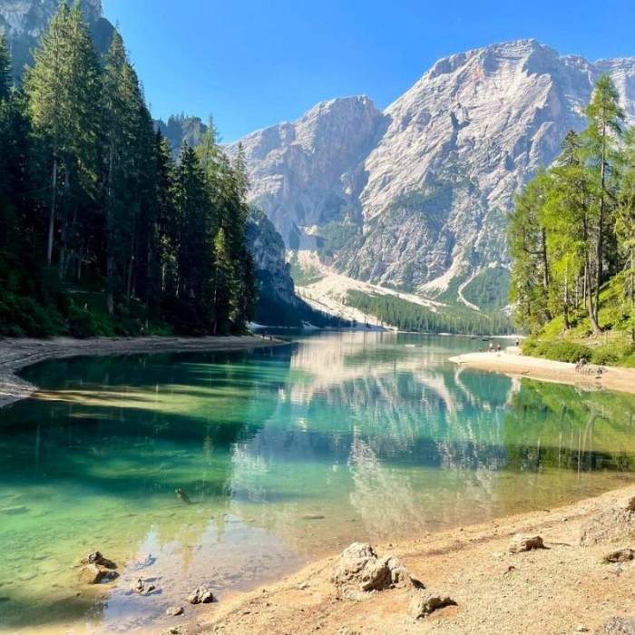 průzračná voda italského jezera a hory za ní