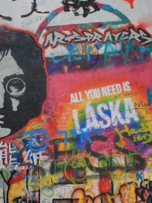 John Lennon na zdi v Praze s nápisem All you need is láska