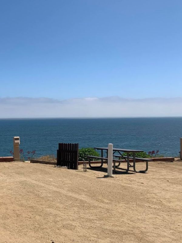 parkovací místo se stoly a lavičkou nad oceánem