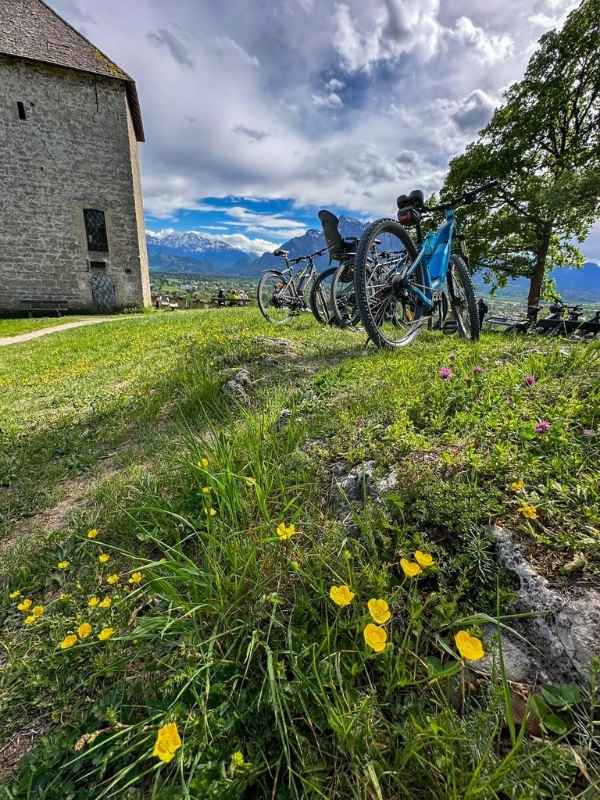 Velká lanovka vyjíždí vysoko k hradu v Salzburku