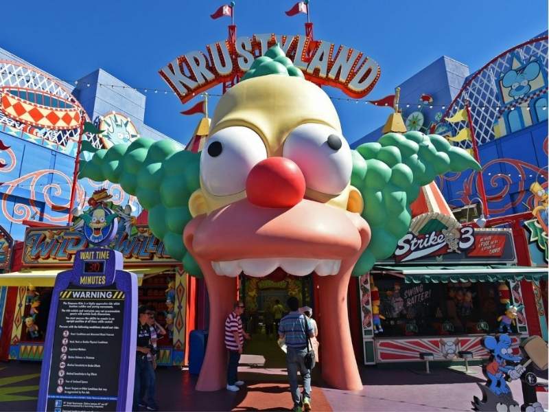 Krustyland s hlavou Simpsona jako vchodem do dětské herny