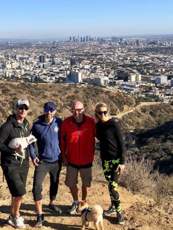 čtyři osoby se fotí v Runyon Canyon v Los Angeles