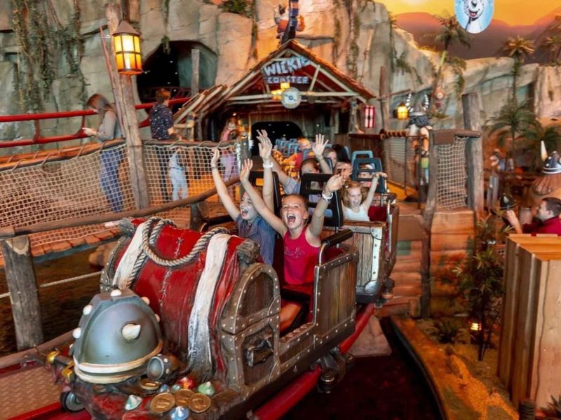 Děti radostně zvedají ruce na dráze v Majalandu