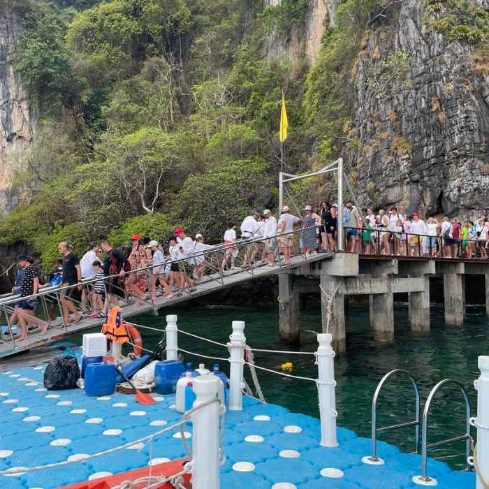 Molo na Maya Bay, kde se vylodějí a nalodějí turisté, plné lidí