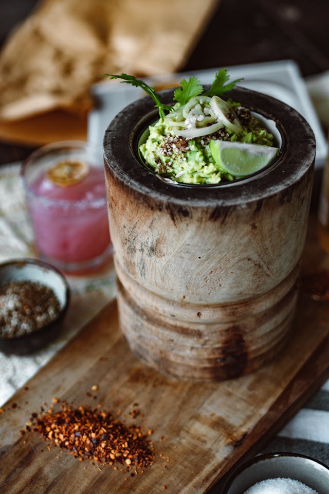 Mexican Food čerstvé guacamole s kořením na prkénku