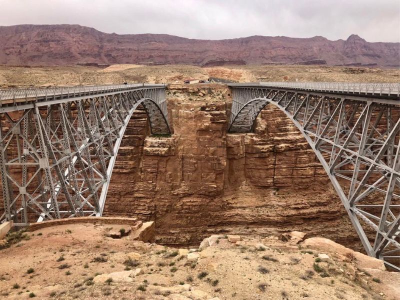 Dva železné mosty přes červené majestátní skály v Arizoně.