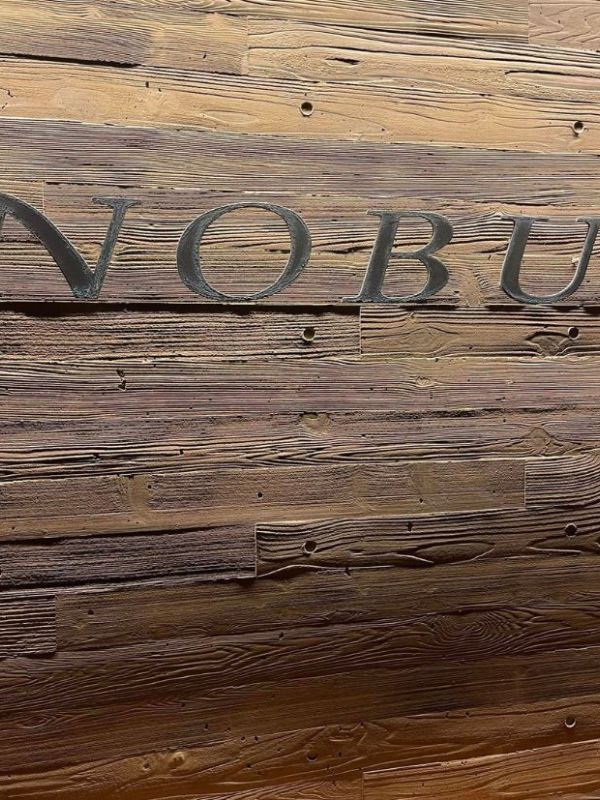 nápis Nobu na dveřích restaurace v Malibu