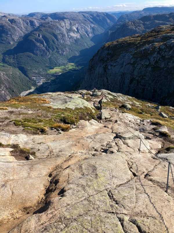 Cesta na známou túru ke Kjeragu s impozantními skalami