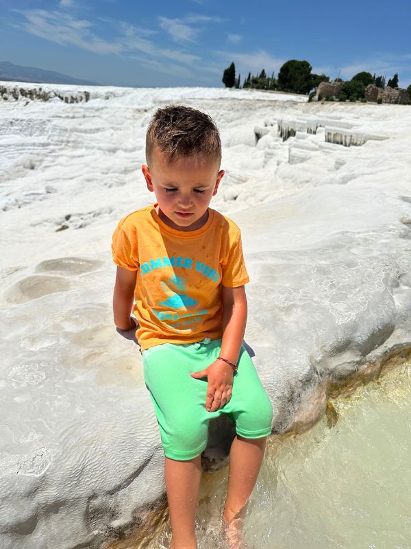 Pamukkale Chlapec chlapec si máchá nohy ve vodě v Pamukkale v Turecku