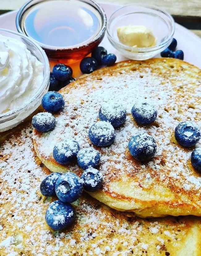 Lívance posypané cukrem a polité sirupem s borůvkami