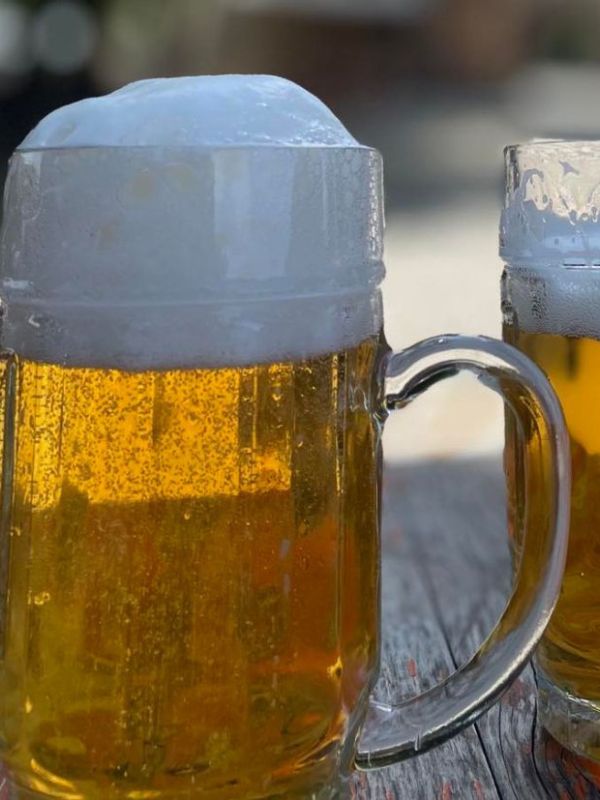 Orosená sklenice piva na stole