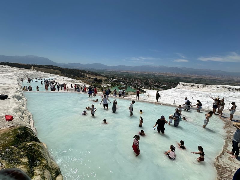 Plno v Pamukkale první bazén v Pamukkale je plný lidí v oblečení