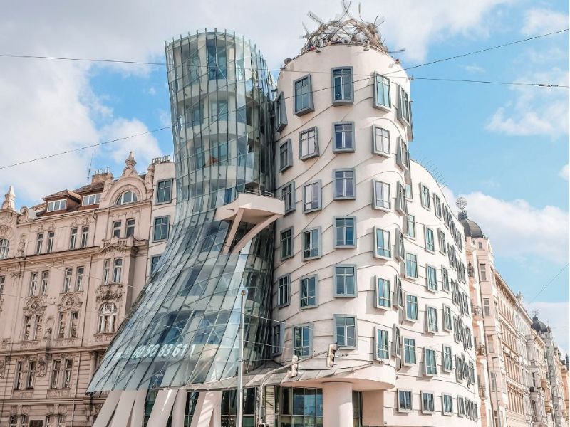 Tančící dům v Praze na pozadí oblohy