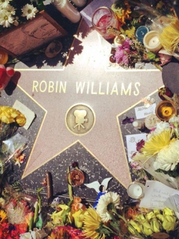 růžová hvězda slávy s názvem Robin Williams obklopená květinami