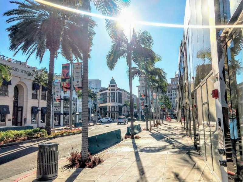 Rodeo Drive s obchody a palmami