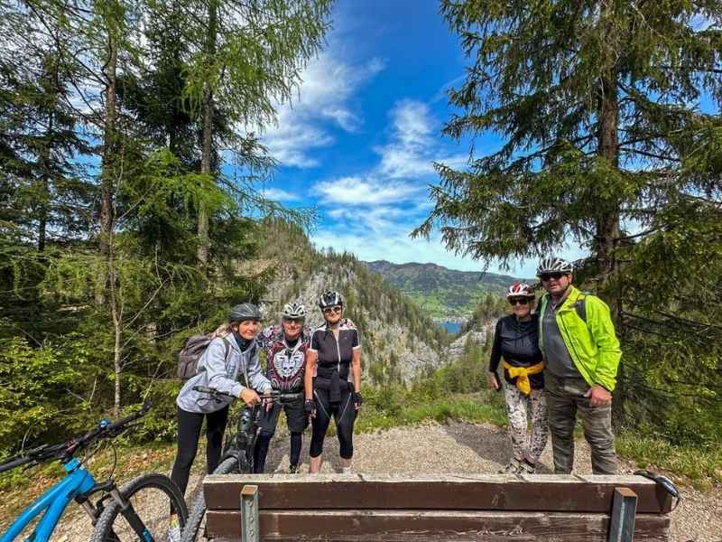 Rodina pozuje na kolech v rakouských Alpách