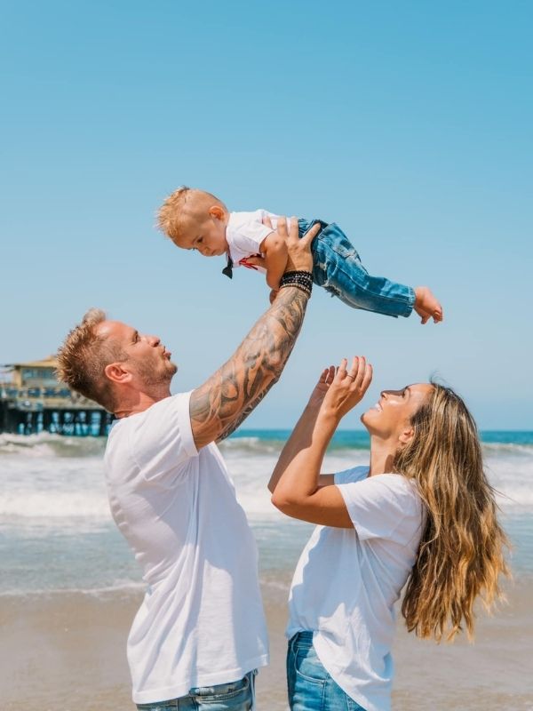 rodina na pláži v bílém triku a modrých džínách v Santa Monice