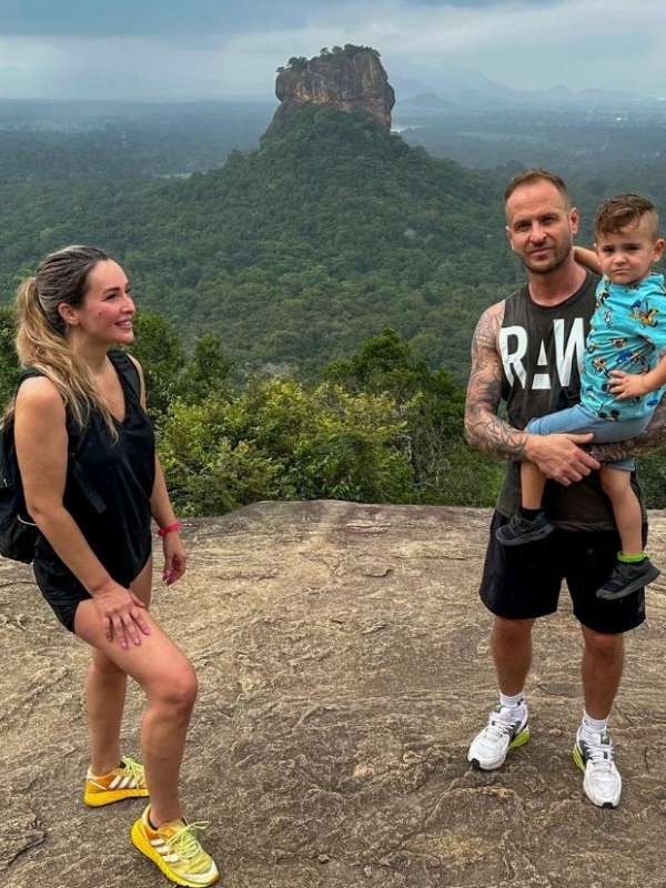 rodina pózuje před známou Sigirií Rock na Srí Lance